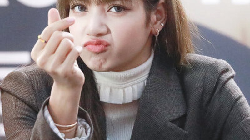 Lisa与LV三公子美术馆约会共享冰淇淋再引恋情猜测